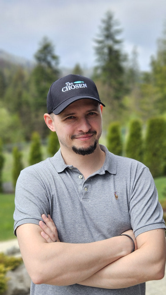 CZAPKA THE CHOSEN Z DASZKIEM – Logo The Chosen